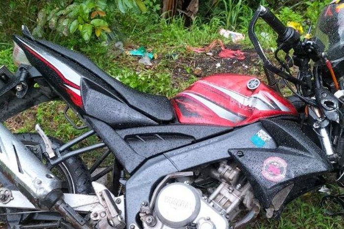 Yamaha V-Ixion yang mengalami kerusakan parah usai diterjang Kijang LGX rem blong