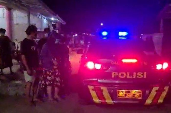 Polisi mengevakuasi Bu Kurnia yang hendak melahirkan di Desa Puntang, Kecamatan Losarang, Kabupaten Indramayu, Kamis (5/5/2022) dini hari. 