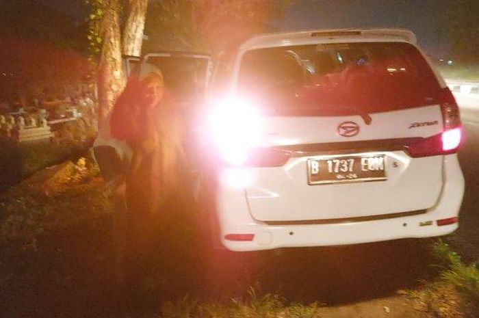 Petugas Damkar Indramayu mengevakuasi ular berbisa di dalam mobil pemudik, Jumat (6/5/2022) 