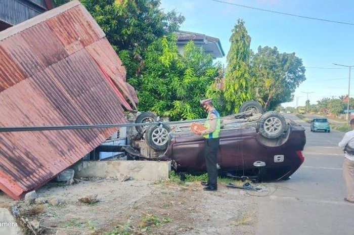 Toyota Avanza kayang hadap langit setelah sambar tiang atap teras rumah warga serta tiang telepon di kampung Bungi, desa Lalebata, Tanete Rilau, Barru, Sulawesi Selatan