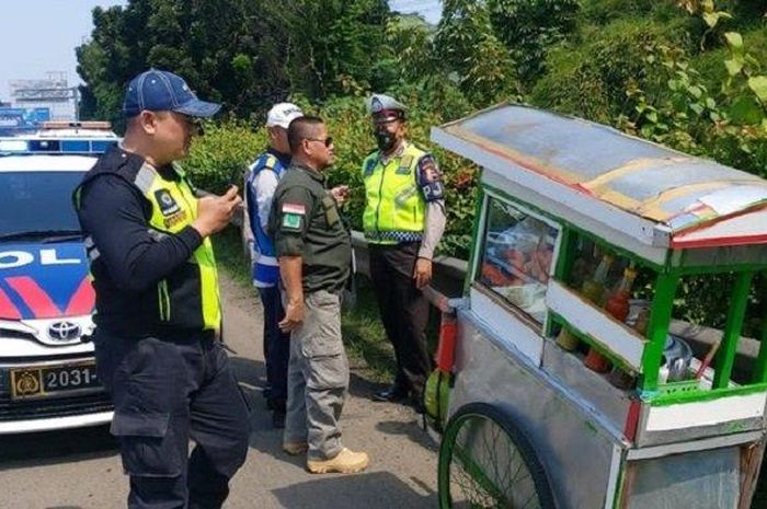 Pedagang bakso keliling nyasar masuk tol Jakarta-Tangerang, (6/5/22)