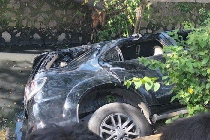Toyota Fortuner tercebur ke kali di Jl Kelapa Hybrida Raya, Kelapa Gading, Jakarta Utara