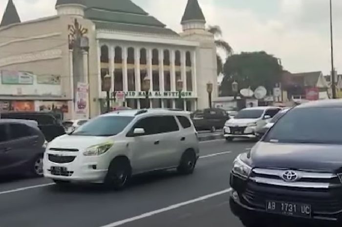 Ilustrasi arus lalu lintas di jalur arteri Solo-Yogyakarta.