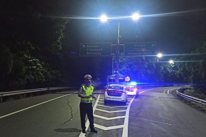 Jalur tol arah Cikampek di Tol Dalam Kota Simpang Cawan dibuka lagi, Minggu (08/05/2022).