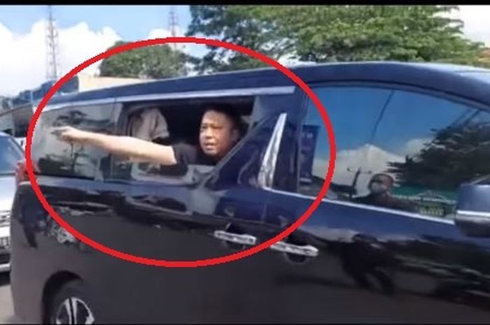 Penumpang Toyota Alphard yang memaki-maki Polisi di jalur Tasikmalaya, Jawa Barat