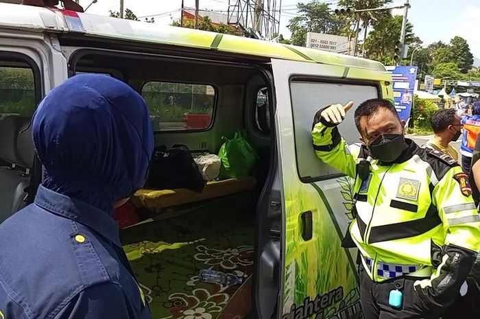 Ambulans nyalakan sirine terobos one way di simpang Gadog, Ciawi, Bogor ternyata berisi wisatawan