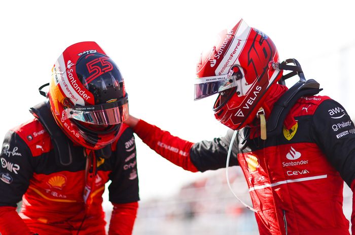 Carlos Sainz Jr dan Charles Leclerc mendominasi barisan depan untuk start F1 Miami 2022. Apresiasi kepada dua pembalap andalan ini. 