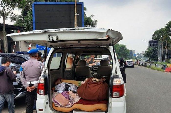 Suzuki APV yang kamuflase jadi ambulans diamankan petugas karena terobos one way di Puncak, Bogor, Jawa Barat