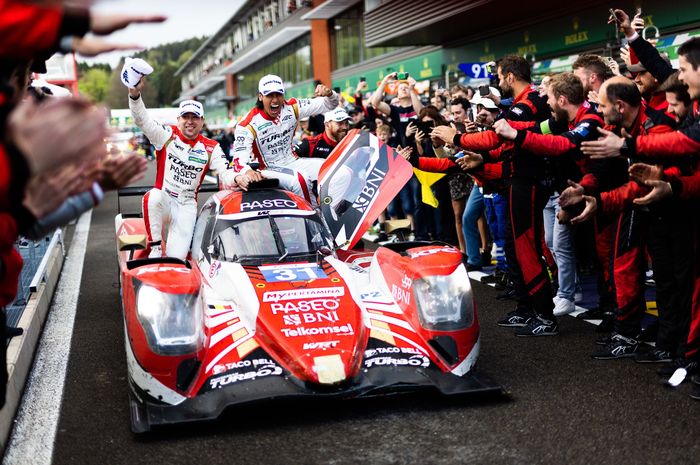 Sean Gelael dan dua rekannya, Robin Frijns juga Rene Rast berhasil memenangkan balap ketahanan Spa-Francorchamp 6 Jam di Belgia 