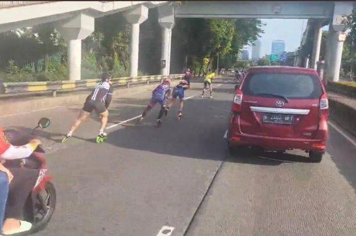 Rombongan pesepatu roda melaju di tengah jalan Gatot Subroto, Jakarta Pusat halangi kendaraan