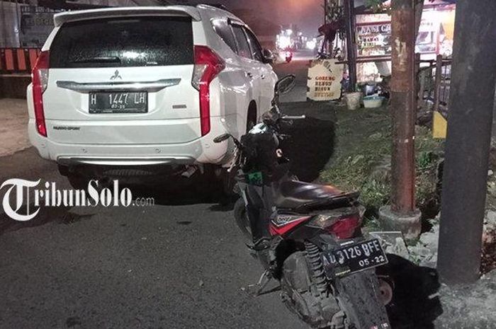 Kondisi Honda BeAT dan Mitsubishi Pajero Sport usai tabrakan di Jl Lawu, Cangakan, Karanganyar, Jawa Tengah