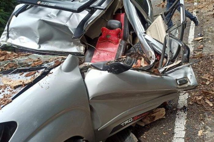 Kondisi Daihatsu Xenia setelah ditebas pohon tumbang di Liku Sembilan, Taba Penanjung, Bengkulu