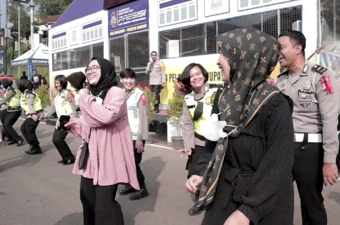 Warga joged bersama sambil menunggu one way di Nagreg selesai