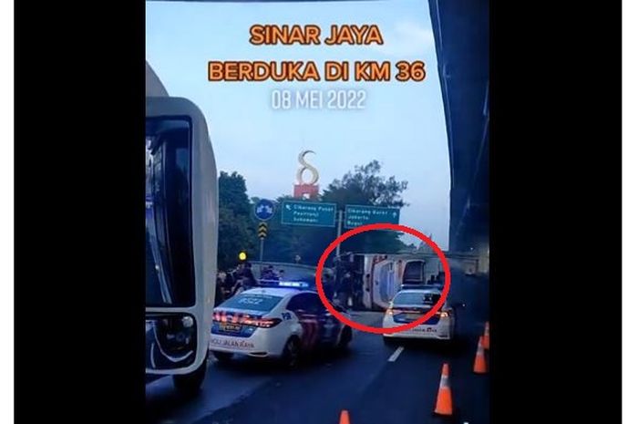 Bus PO Sinar Jaya berisi 54 pemudik terguling usai tusuk beton di KM 37 ruas tol Jakarta-Cikampek