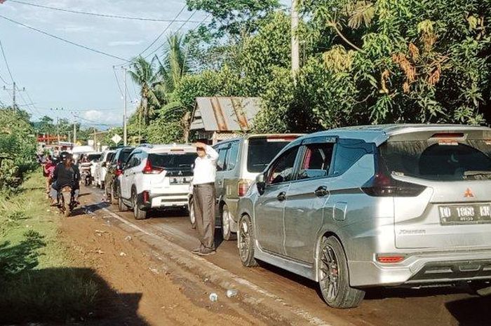 Macet di Jalan Poros Moncongloe, Kabupaten Maros bikin para pengendara kena mental, Jumat (06/05/2022).