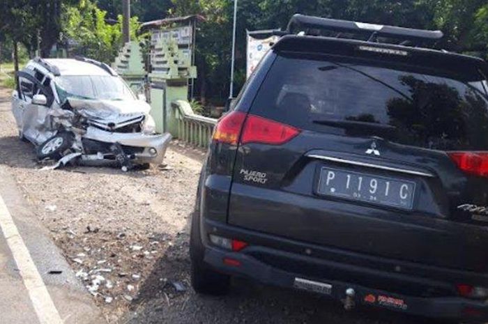 Mitsubishi Pajero Sport melebar ke kanan disambut Toyota Avanza, berujung hancur lebur di jalur Tuban-Widang, desa Compreng, Widang, Tuban, Jawa Timur