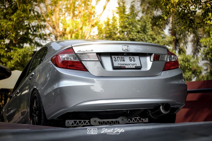 Modifikasi Honda Civic FB street racing juga mengemas kabin dan dapur pacu