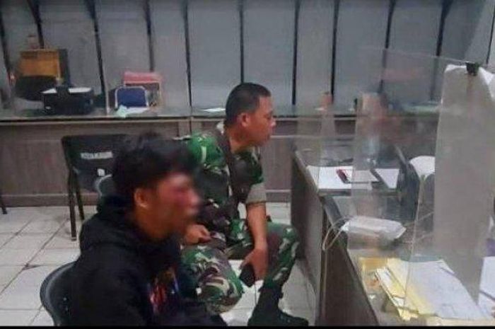 Satu dari delapan pelaku yang membegal dua prajurit TNI anggota Arhanud 10/ABC Kodam Jaya tengah diperiksa di Polsek Kebayoran Baru