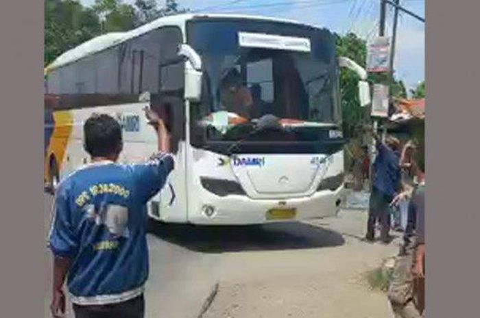 Warga setempat membantu evakuasi Bus Damri tersasar hingga dekat Tanggul Sungai Pemali, Kabupaten Brebes, Minggu (8/5/2022). 