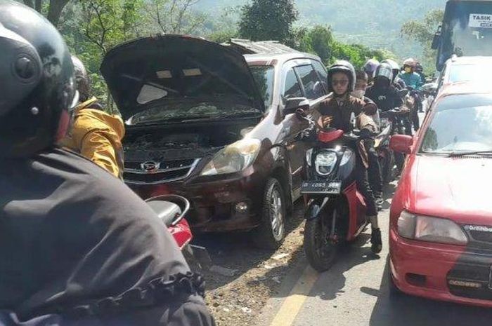 potret mobil mogok saat terjebak kemacetan di Tanjakan Gentong, Kecamatan Kadipaten, Kabupaten Tasikmalaya, di ruas jalan nasional Tasikmalaya-Bandung. 