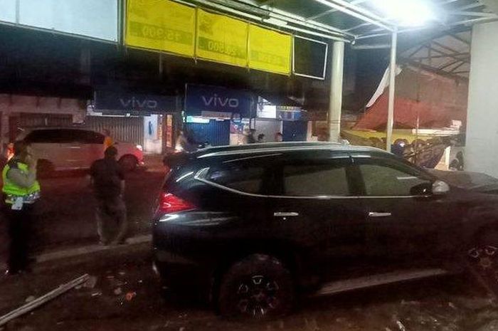 Kondisi Mitsubishi Pajero Sport tabrak tembok Indomaret usai sambar pengendara Honda Astrea Legenda hingga tewas di Cicurug,, Sukabumi