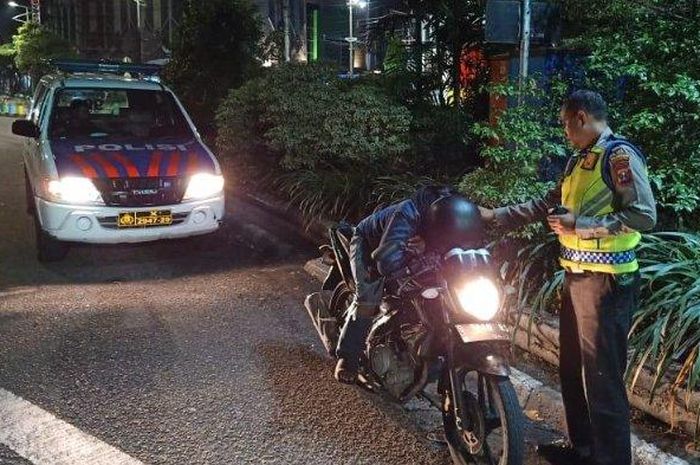 Pemotor tertidur di atas Yamaha V-Ixion bikin polisi penasaran