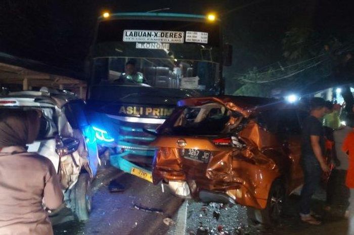 Bus menabrak enam kendaraan di sekitar lokasi Banten International Stadium (BIS) di Jalan Raya Serang-Pandeglang, Senin (9/5/2022) malam. 