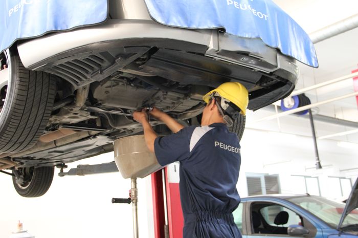 Proses Pembuangan Oli Mesin Mobil di Bengkel Resmi Peugeot