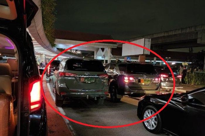 Dalam lingkaran merah, dua Toyota Fortuner Dinas TNI AD parkir di drop zone terminal 2 Bandara Soekarno-Hatta saat puncak arus balik lebaran 2022