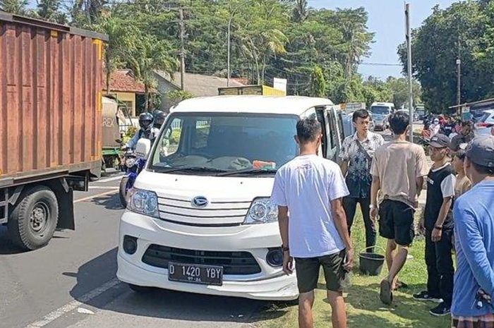 Daihatsu Luxio tabrak pengendara Yamaha Vega hingga tewas di Jalan Raya Pangandara, desa Babakan, Pangandaran, Jawa Barat