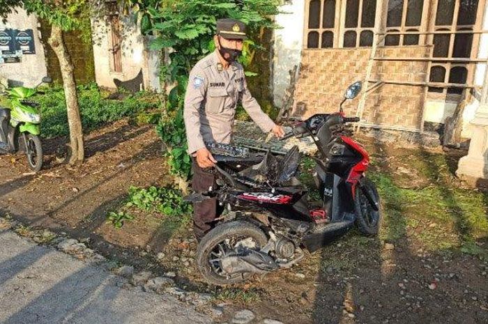 Kondisi Honda BeAT yang disambar kereta api di Kecamatan Wlingi, Blitar, pada Selasa (10/05/2022).