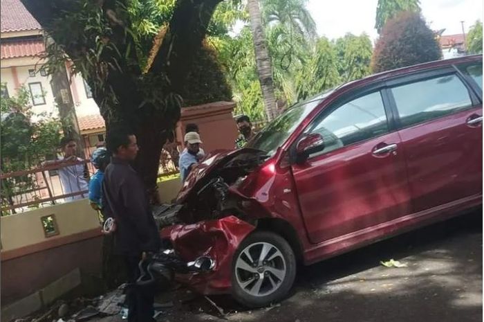 Toyota Avanza Veloz tabrak pohon setelah bikin hancur Suzuki XL7 milik seorang dokter di jl Adhyaksa, Makassar, Sulawesi Selatan