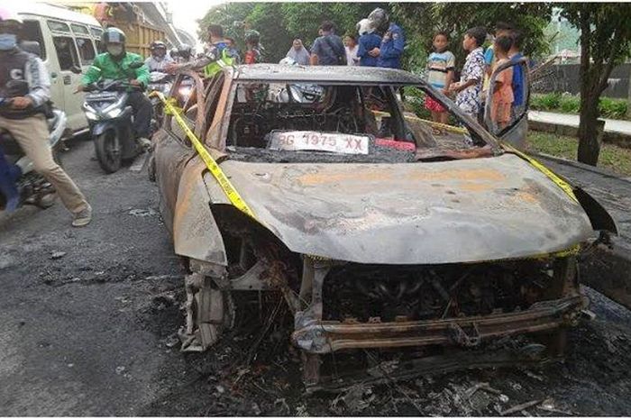 Suzuki Baleno Hatchback pelat provit yang baru keluar dealer ludes terbakar di depan RS Siti Fatimah, Jl Kolonel H. Burlian, Suka Bangun, Sukarami, kota Palembang, Sumatera Selatan
