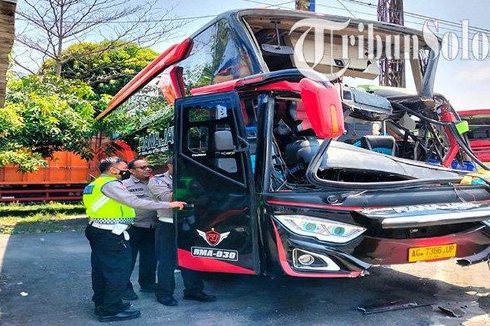 Kondisi bus PO Ranajaya yang terlibat tabrakan beruntun di tol Solo-Ngawi KM 513+800/B, Palur, Kebakkramat, Karanganyar, Jawa Tengah