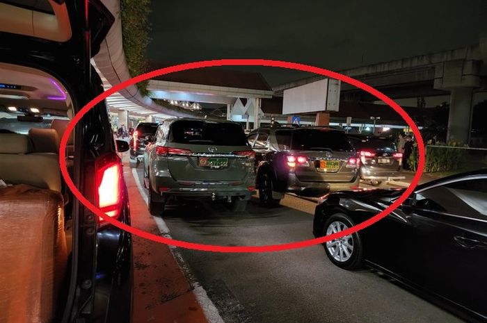 dua Toyota Fortuner TNI AD parkir menguasai jalur dropzone Bandara Soetta diduga hendak menjemput pejabat, Minggu (8/5/2022).