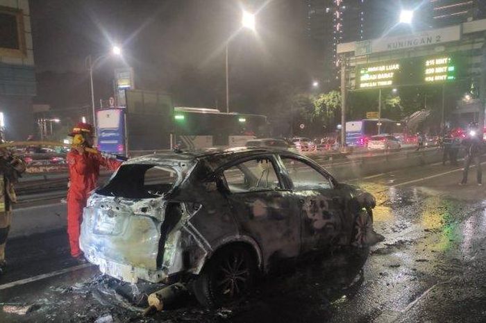 Kondisi Honda HR-V yang terbakar di ruas tol Dalam Kota arah Kuningan, kawasan Setiabudi, Jakarta Selatan
