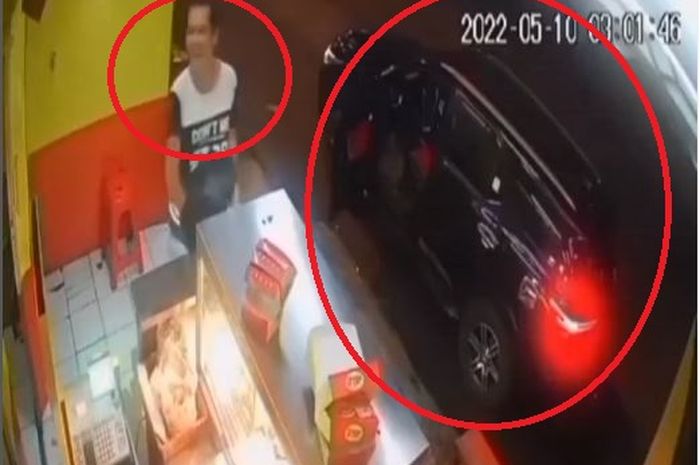 Rekaman CCTV saat pria turun dari Toyota Fortuner maling HP pegawai kios ayam goreng di Citeureup, kabupaten Bogor, Jawa Barat
