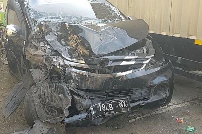 Toyota Avanza remuk kecelakaan menabrak mobil boks di Pangandaran