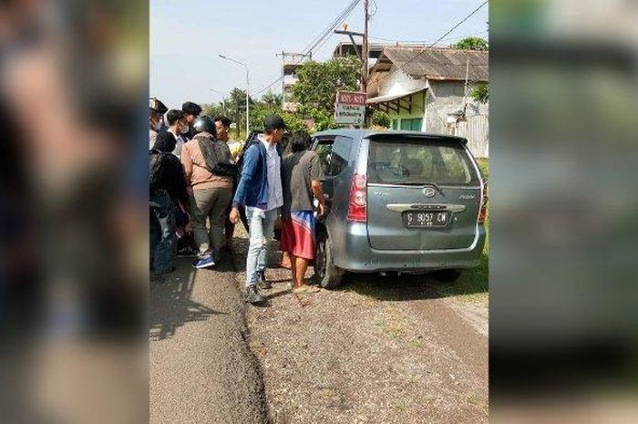 Daihatsu Xenia pelaku tabrak lari dua mahasiswi Polindra di Indramayu, Jawa Barat, mirip kasus anggota TNI di Nagreg, Jawa Barat