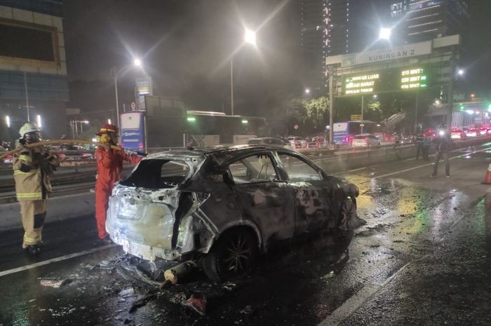 Honda HR-V Terbakar di ruas Tol Dalam Kota Jakarta