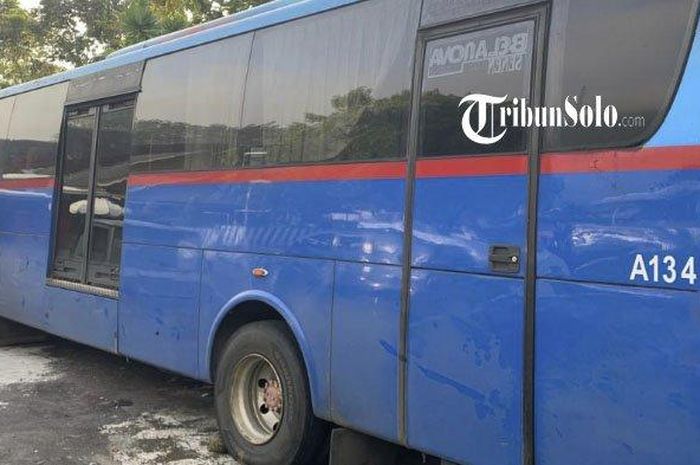 Barang bukti bus milik PO Agra Mas yang lindas pasutri pengendara Yamaha Jupiter lalu kabur di Nguntoronadi, Wonogiri