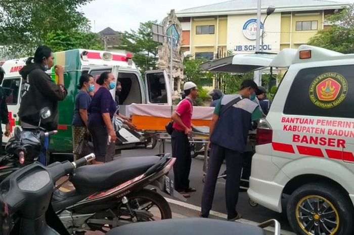 Pengendara Vario yang tewas karena kecelakaan dipindahkan ke ambulans