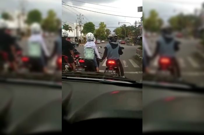 Dua pemotor Honda Vario 150 lagi mesra-mesraan di persimpangan jalan nih.