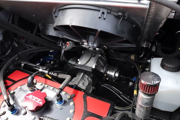 Radiator mobil drift Toyota GR 86 ini dipindahkan ke bagian belakang