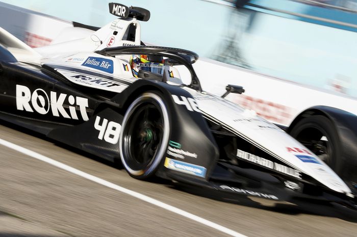 Edoardo Mortara (Venturi Racing) berhasil mempertahankan pimpinan untuk menjadi pemenang seri pertama Formula E Jerman 2022.