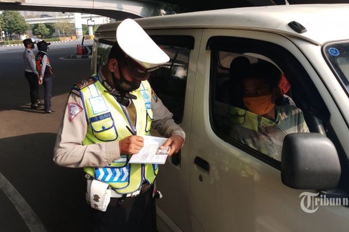 ILUSTRASI Petugas kepolisian sedang melakukan penindakan berupa tilang kepada pengendara mobil yang melanggar aturan ganjil genap di persimpangan Tomang, Jakarta Barat, Senin (10/8/2020). 