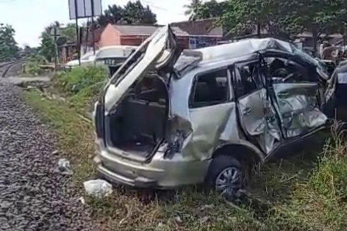Mobil travel ringsek setelah tertabrak dan terseret kereta api di Natar Lampung Selatan, Lampung. 