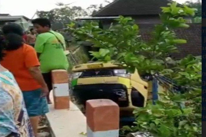 Truk mundur dan timpa rumah di Blitar