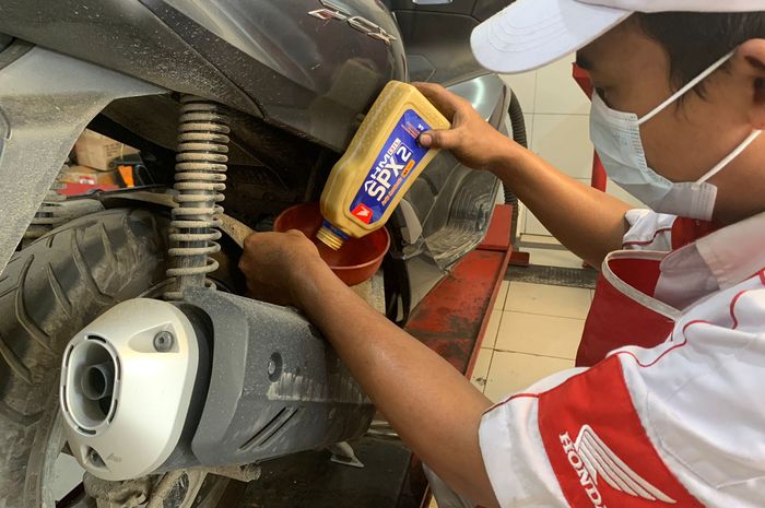 Ilustrasi ganti oli motor bekas