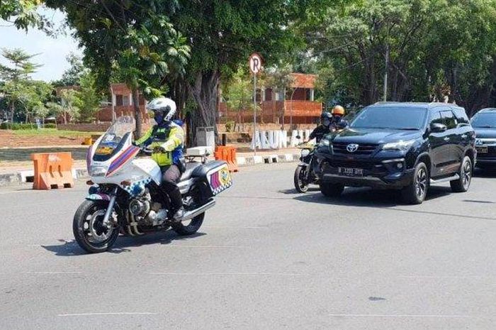 Iring-iringan Toyota Fortuner yang dikemudikan Kapolres Cirebon Kota, AKBP M Fahri Siregar, yang akan diantarkan kepada pemiliknya saat melintas di Jalan Siliwangi, Kota Cirebon, Rabu (11/5/2022). 
